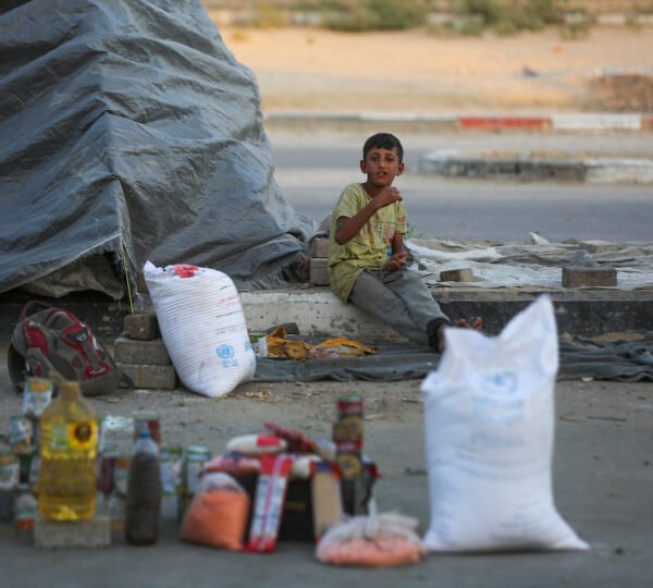صورة أرشيفية: طفل أمام خيمة للنزوح، لا توثق بالضرورة الواقعة