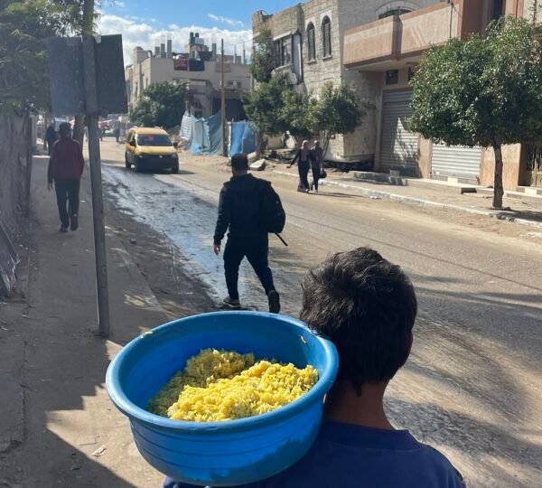 صورة أرشيفية: طفل يحمل الطعام في غزة، لا توثق بالضرورة الواقعة