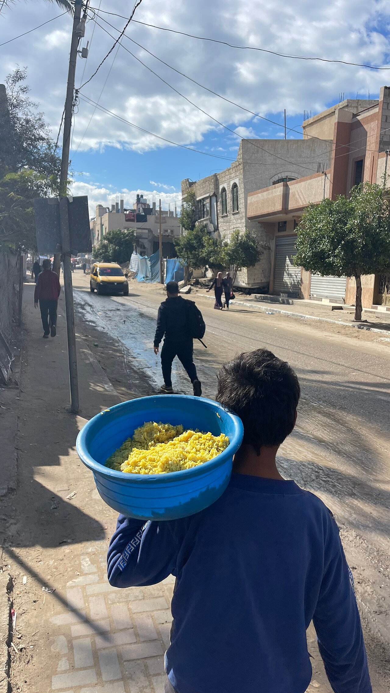 صورة أرشيفية: طفل يحمل الطعام في غزة، لا توثق بالضرورة الواقعة