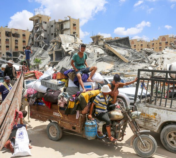 صورة أرشيفية: نزوح عائلات من خان يونس (أرشيف)، لا توثق بالضرورة الواقعة