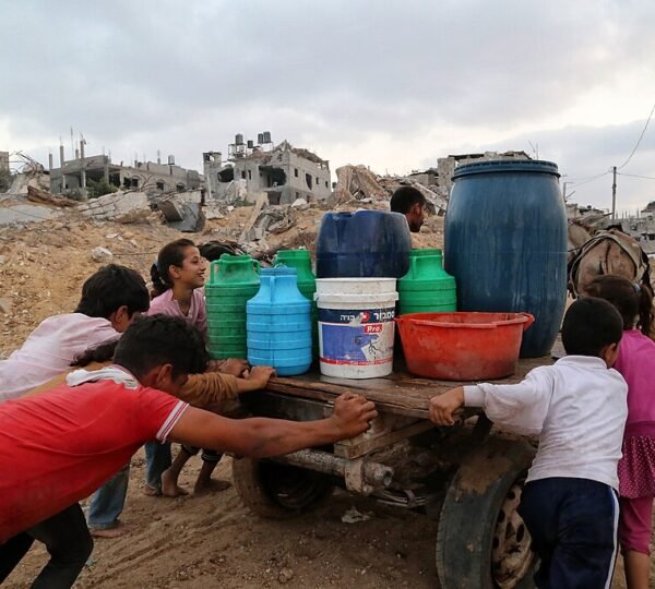 صورة أرشيفية: الحصول على المياه في غزة، لا توثق بالضرورة الواقعة