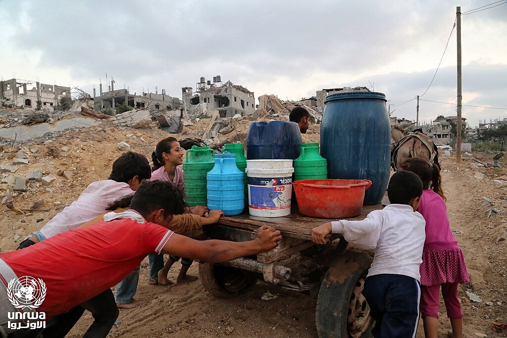 صورة أرشيفية: الحصول على المياه في غزة، لا توثق بالضرورة الواقعة