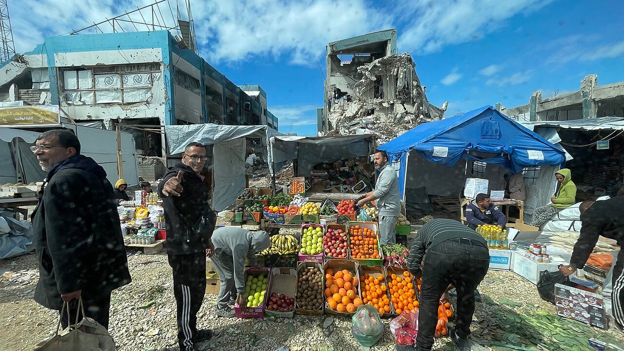صورة أرشيفية: سوق خضراوات داخل خيام، لا توثق بالضرورة الواقعة