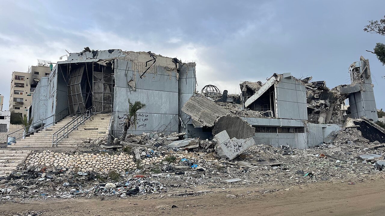 أطلال مركز رشاد الشوا الثقافي في غزة، صورة أرشيفية عن تضرر المباني المدنية وليست صورة للمحاكم