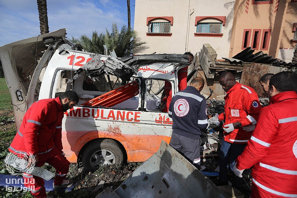 صورة أرشيفية: سيارة إسعاف متضررة في دير البلح، لا توثق بالضرورة الواقعة