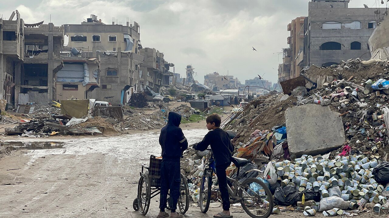 صورة أرشيفية من غزة عام 2025، وليست توثيقًا لقسم علاج أورام أو لمريض بعينه